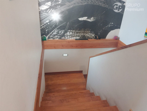 Casa En Venta De 5 Dorm. En La Florida