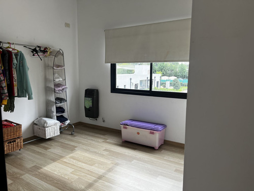 Casa En Venta 4 Ambientes Maria Eugenia Rv