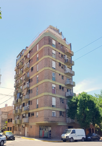 Av. Juan De Garay 3800 Entre Pereyra Y Castro Barros, Boedo. Piso 1. Al Frente A La Calle. Con Balcón. 2 Ambientes. Superf: 40 M2. Impecable Todo El Departamento. Conexión Lavarropas. Apto Profesional