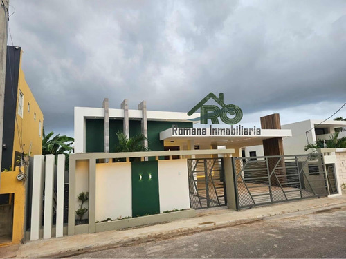 Exclusiva Casa Ubicada En El Residencial Los Lirios, La Roma