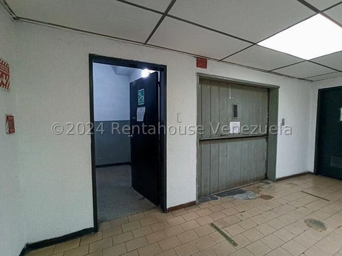 Amplio Local Comercial, Ideal Para Deposito O Centro De Despacho En Venta - Urb. Los Cortijos De Lourdes