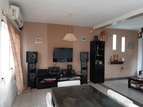 Casa En Venta De 3 Dormitorios.