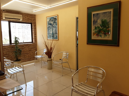 Se Vende 2 Oficinas/consulta Medica, Cdte Whiteside Con La M