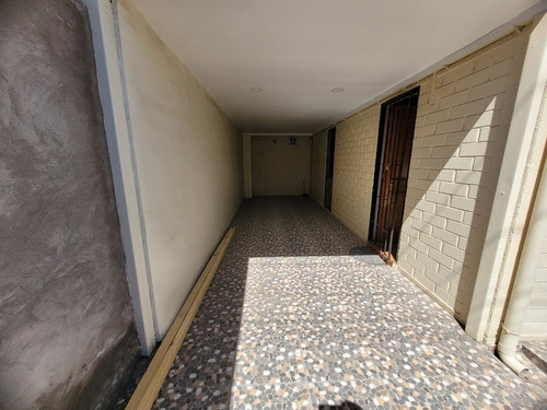 Casa Con Amplios Espacios, En Pasaje Cerrado