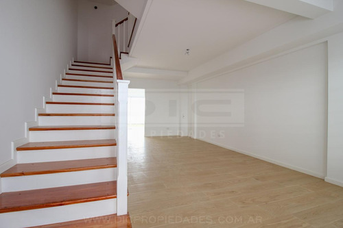 Imagen 9 de 30 de Triplex 5 Ambientes Con Jardin A Estrenar En Florida