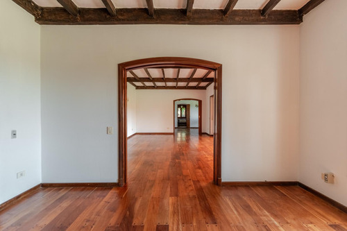 Maravillosa Casa En El Casco Historico De San Isidro Con Vista Al Rio, Lote Soñado De 2.310m2.