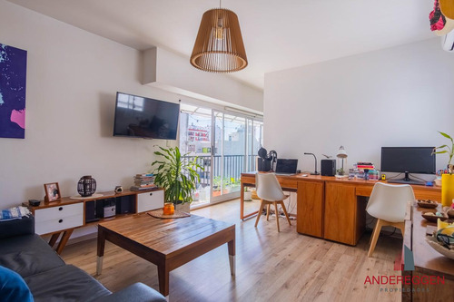 Bonpland 2300. Departamento De Dos Ambientes. Ultimo Piso. Se Accede Un Piso Por Escalera.