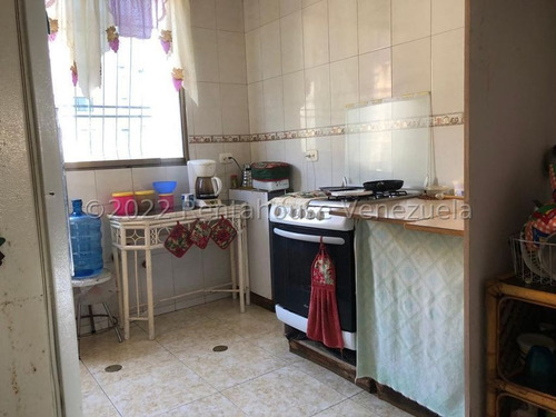Apartamento En Venta Con Excelente Distribucion, Muy Fresco E Iluminado Para Disfrutar De Todos Sus Espacios Y Su Bella Vista Panoramica. Edificio Con Mantenimento Optimo Ubicado En Zona Norte