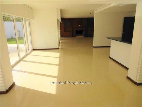 Casa En Venta Con Renta En Carrasco Sur, Irazabal