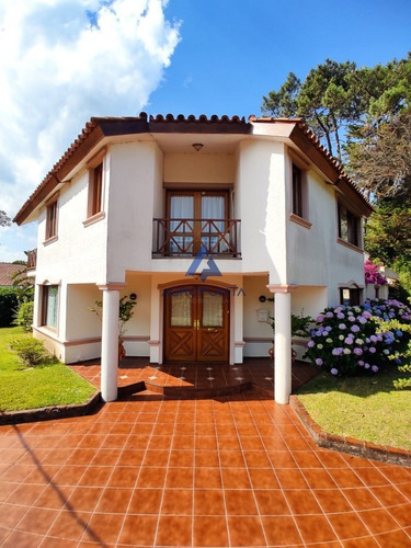 Muy Buena Casa En Venta En La Zona Mas Linda De Playa Mansa.- Ref: 5676