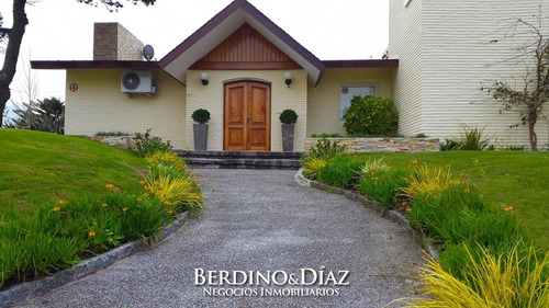 Hermosa Residencia A Pasos De La Playa Mansa- Ref: 856