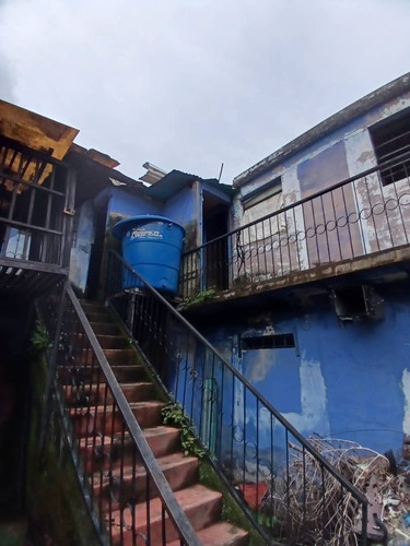 En Venta Local A Remodelar En Plena Av Bolivar Norte Cerca Al Liceo Pedro Gual.