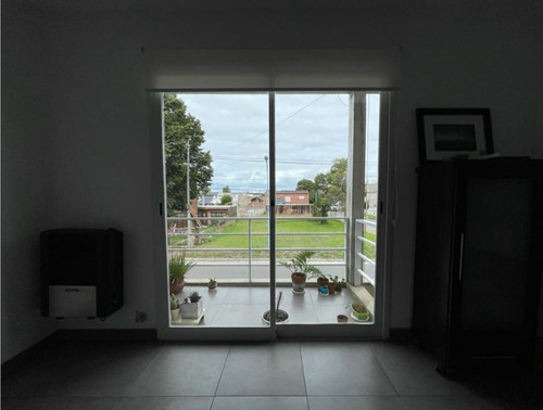 Triplex 2 Dormitorios-garage-patio-moderno