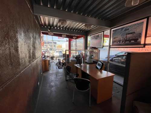 Gran Local Comercial En Las Condes Con Patente Automotriz.-