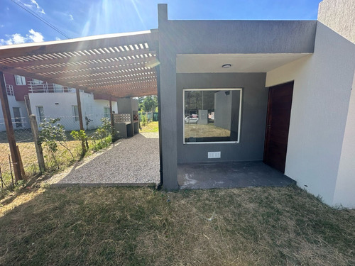 Moderna Casa A Estrenar Con Jardín Al Frente En Planta Baja