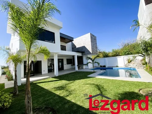 Esta Casa Ha Sido Cuidadosamente Diseñada Para Combinar La Belleza Estética Con La Funcionalidad. Cada Rincón De Esta Propiedad Refleja Una Atención Meticulosa A Los Detalles, Desde Los Acabados De Al