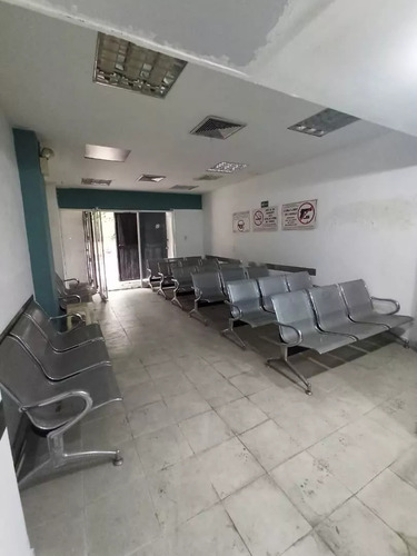 Yosmar Y Fernando Venden Local En La Viña Clinica De 2 Niveles Frente Al Policlinico La Viña