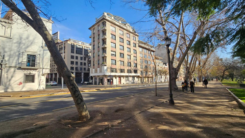 Amplio Departamento De 3 Niveles En Centro De Santiago