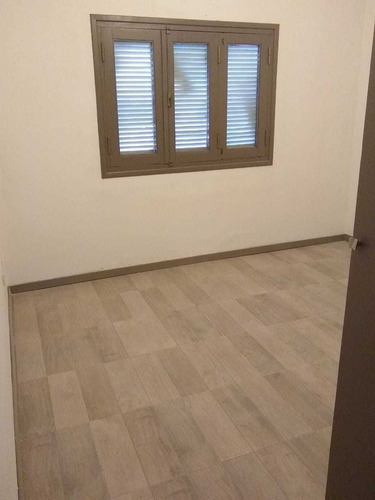 Casa Con Patio, 4 Dormitorios, 2 Baños.