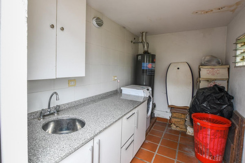 Casa De 3 Dormitorios Con Parrillero Terraza Patio Y Jardín Centro Echesortu