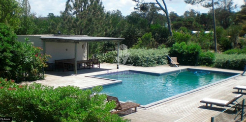 Vendo Mansión En Punta Del Este, Zona Mansa Frente Al Mar.- Ref: 28962