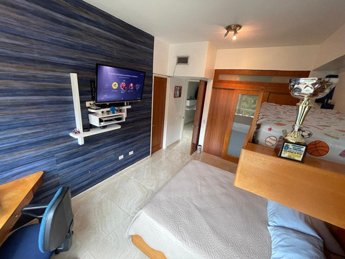 En Venta Lujoso Apartamento En Exclusiva Zona De Caracas, Los Palos Grandes. (r.o)