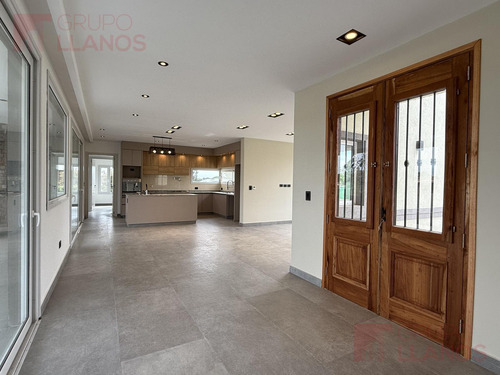 Venta De Casa 5 Ambientes En Everlinks, Lujan, Con Pileta Apta Crédito