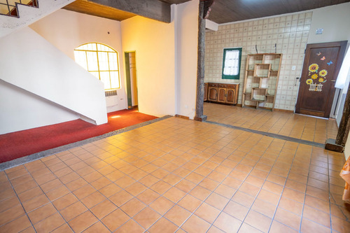 Casa De Estilo Mediterraneo Con Quincho Y Cochera