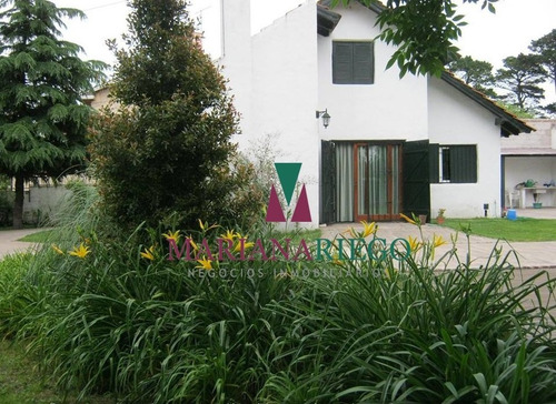 Imagen 2 de 16 de Casa Quinta En Barrio Los Pinos