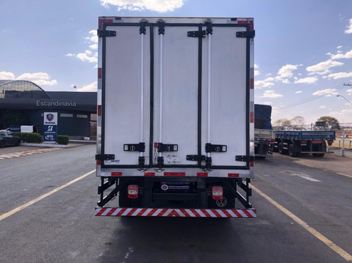 Imagem 5 de 15 de Caminhao Vw Worker 8120 4x2 2005/2006 C/ Bau Refrigerado (vt
