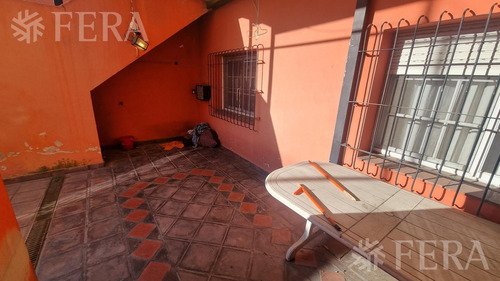 Venta De Casa De 4 Ambientes Con Cochera Y Fondo Libre En Wilde