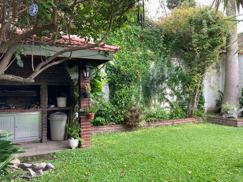 Imagen 5 de 28 de Chalet En Venta De 5 Ambientes Con Cochera En Banfield