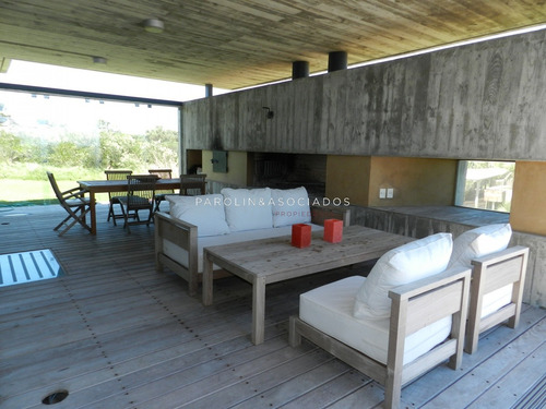 Moderna Casa Frente Al Mar En Venta En Tío Tom, Solanas - Punta Del Este.