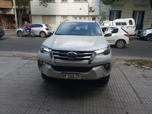 Imagen 17 de 19 de Toyota Hilux Sw4 2017 2.8 Srx 177cv 4x4 7as At