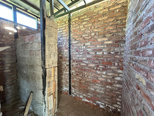 Lote Con Construcción Comercial A Terminar En Corralitos, Guaymallén.