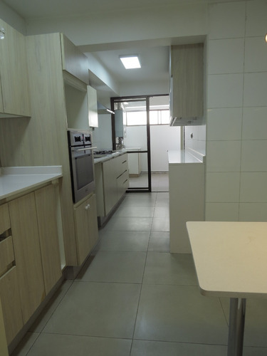 Para Inversión Con Arrendatarios. 4d / 3b Avda. Manquehue