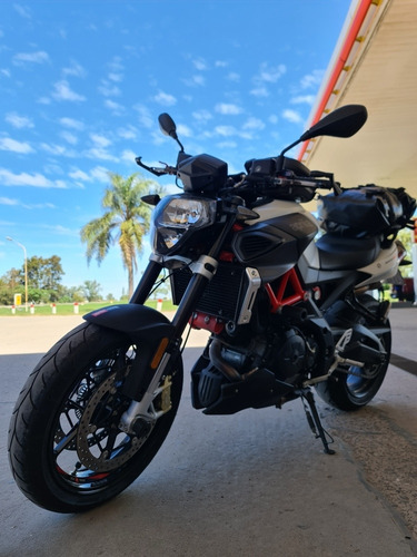 Imagen 11 de 16 de Aprilia Shiver 900 + Akrapovic