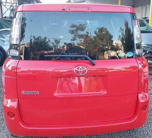 Imagen 4 de 12 de Toyota Sienta Automática