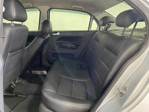 Imagem 10 de 19 de Volkswagen Voyage 1.6 Vht Total Flex 4p