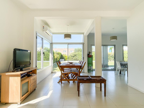 Imagen 12 de 30 de Casa De 4 Dormitorios En Venta En La Comarca De Excelente Calidad