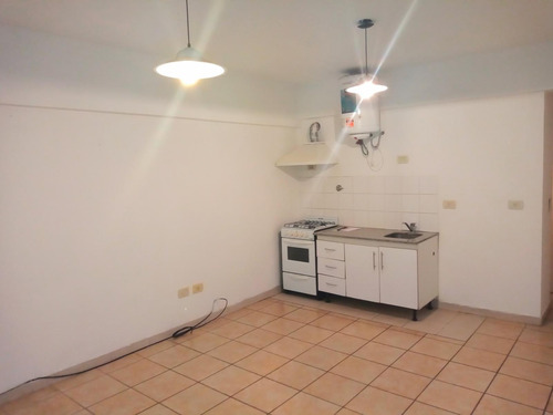 Venta Monoambiente Primer Piso, Con Cochera Descubierta En Morón Centro, Moron Norte.-