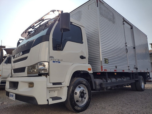 Imagem 5 de 15 de Caminhão 3/4 90v18 Motor Cummins 2013 Baú Novo Facchini