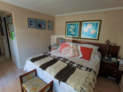 Casa En Venta De 4 Dorm. En Peñalolén