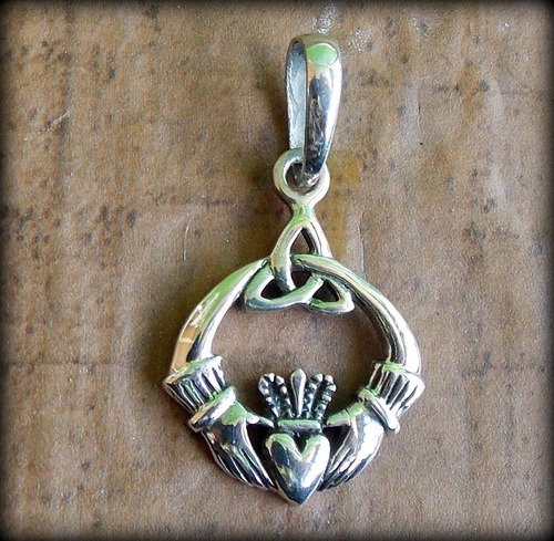 Atacado 10 Pcs! Pingente Tríquetra Claddagh Full Crown Prata