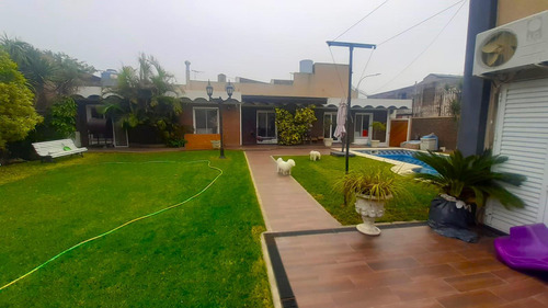 Casa En Venta 5 Amb Amplio Fondo Libre, Pileta Y Quincho