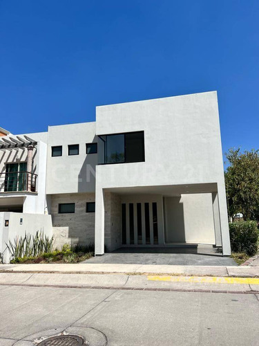 Casa En Venta, En Punta Manantial,  En Leon, Gto.