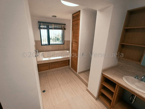 Apartamento Con Acabados Nobles Y Lujosos En Venta En La Lagunita Country Club #24-19496