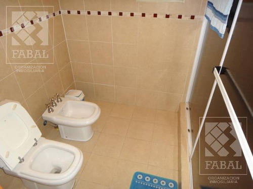 Casa Alquiler O Venta Santa Genoveva, 3 Dormitorios, 3 Baños, Quincho-garaje Y Jardín