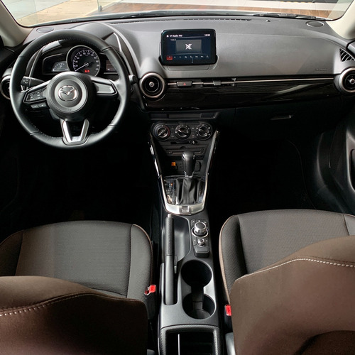 Imagen 8 de 12 de Mazda 2 Touring Sedan Blanco Automatico