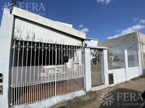 Imagen 1 de 16 de Venta De Casa Para Dos Familias Con Cochera, Patio Y Terraza En Sarandi (28301)